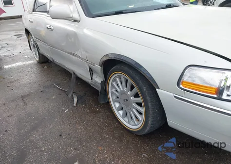 2006 Lincoln Town Car Signature z USA, uszkodzony, nr VIN 1LNHM81W06Y650560